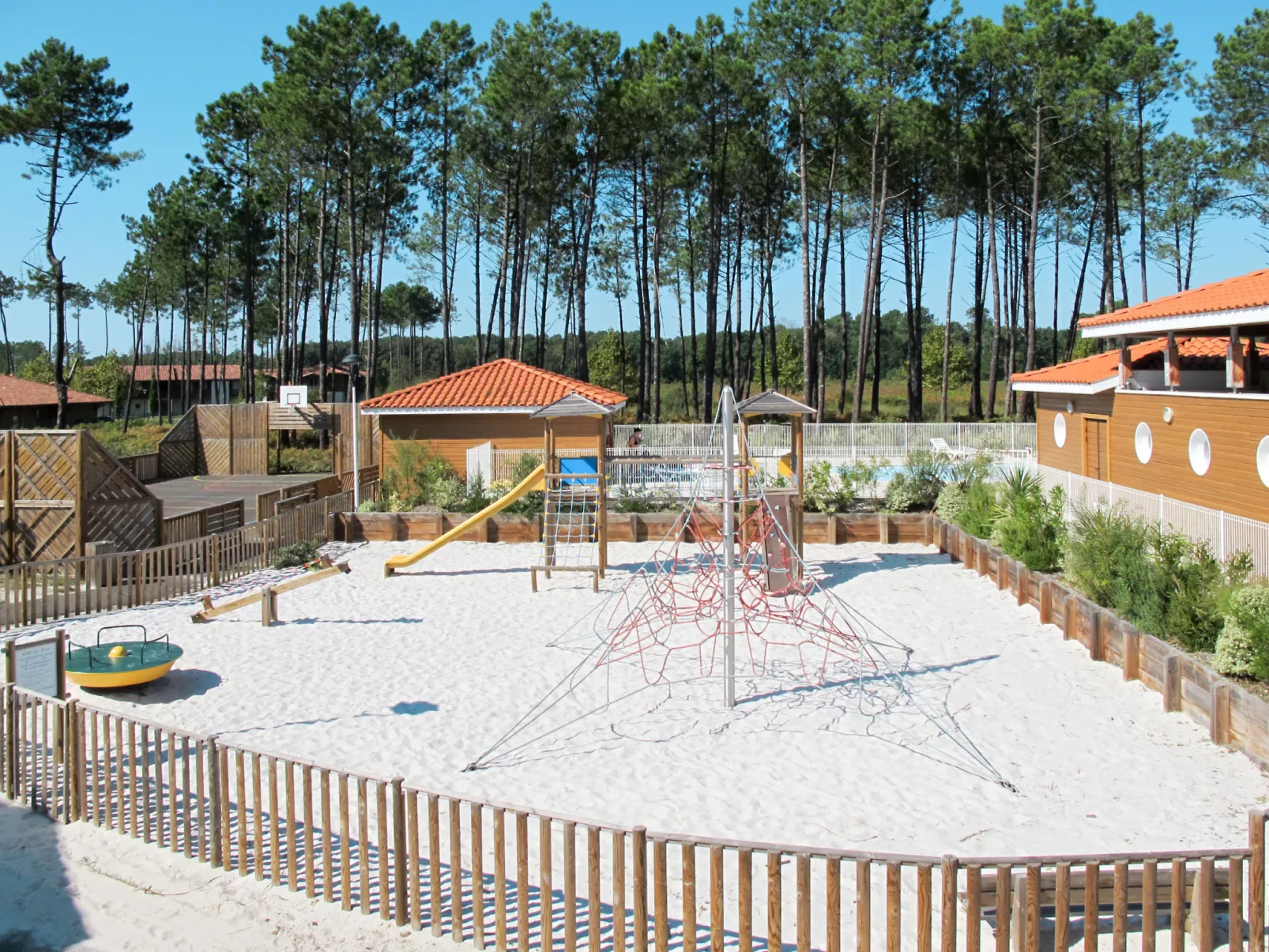 Le Domaine des Grands Lacs-Outside