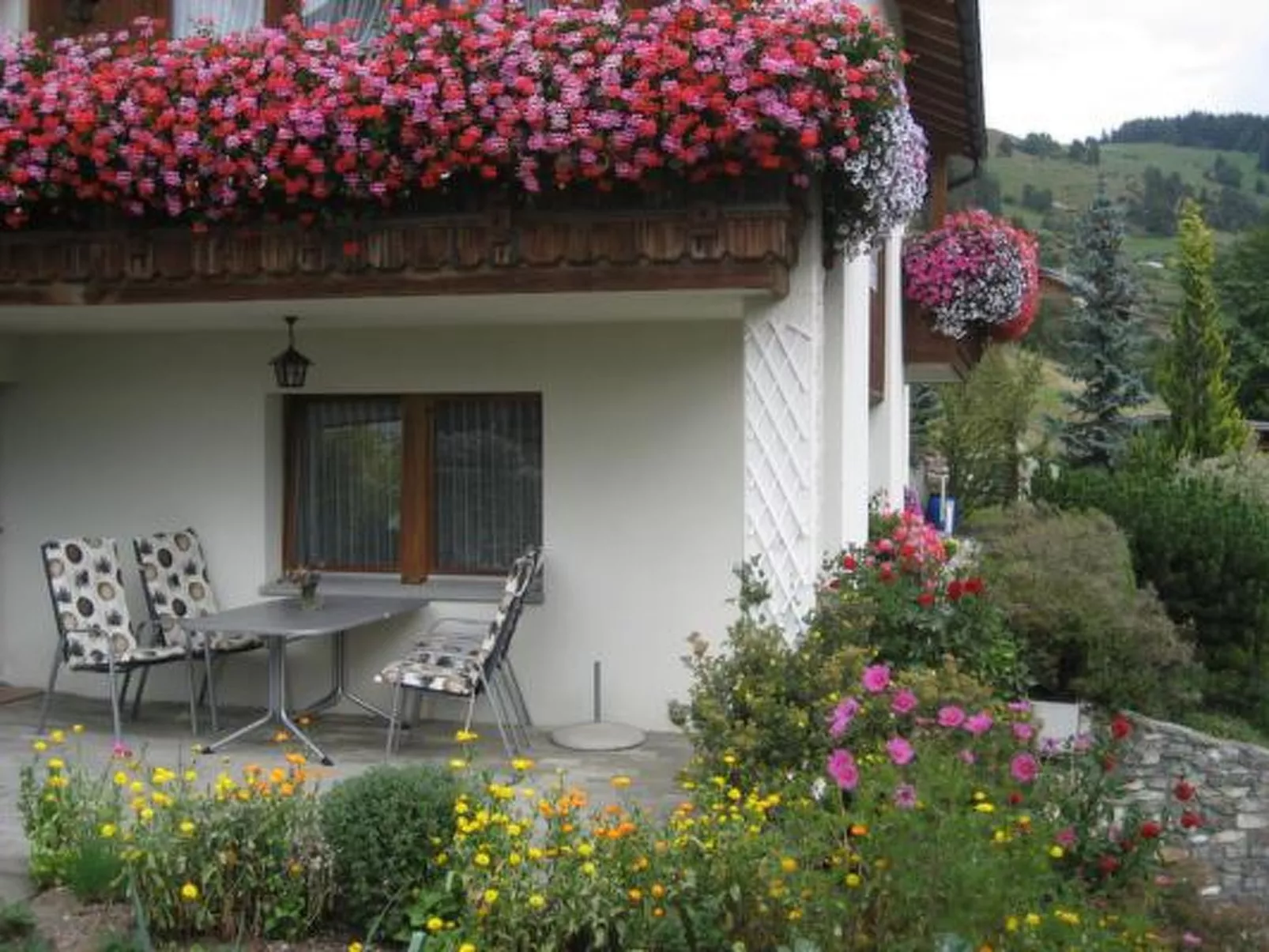 Ferienwohnung Chasa Plajet 8B-Outside