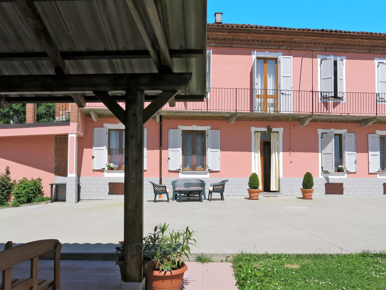 Il Cavaliere-Outside