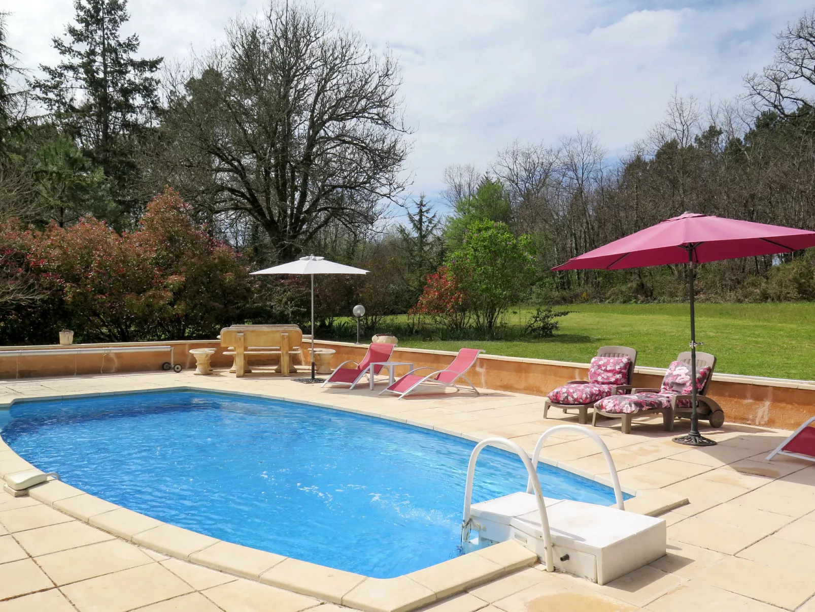Le Coustal-Outside
