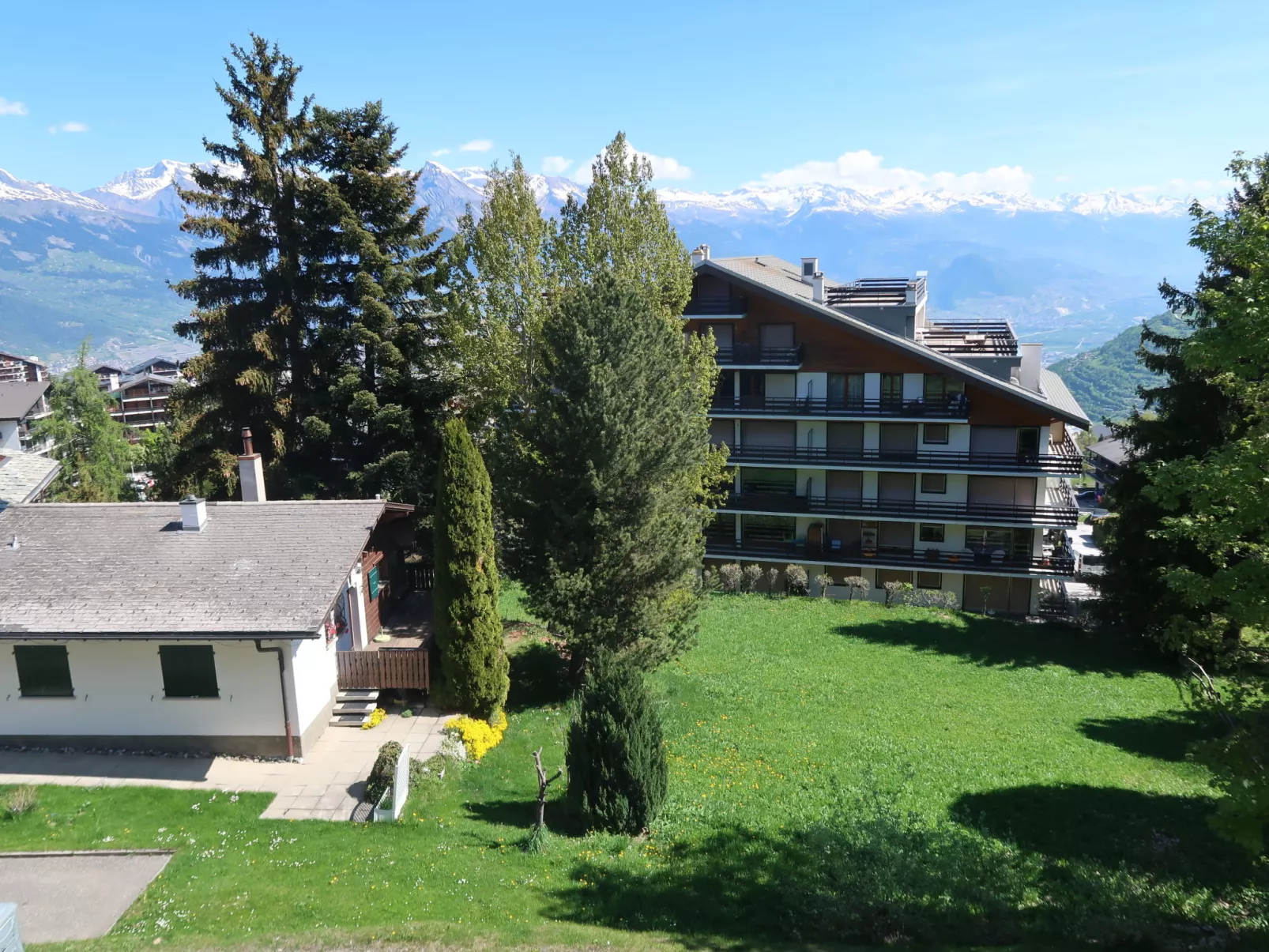 Montfort 9A-Outside