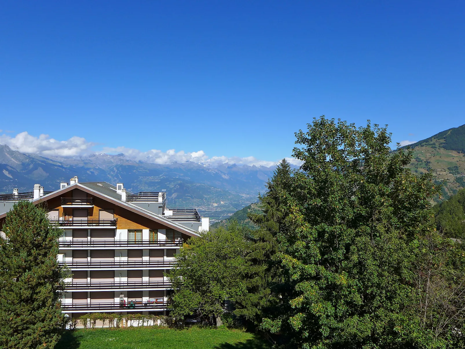 Montfort 9A-Outside