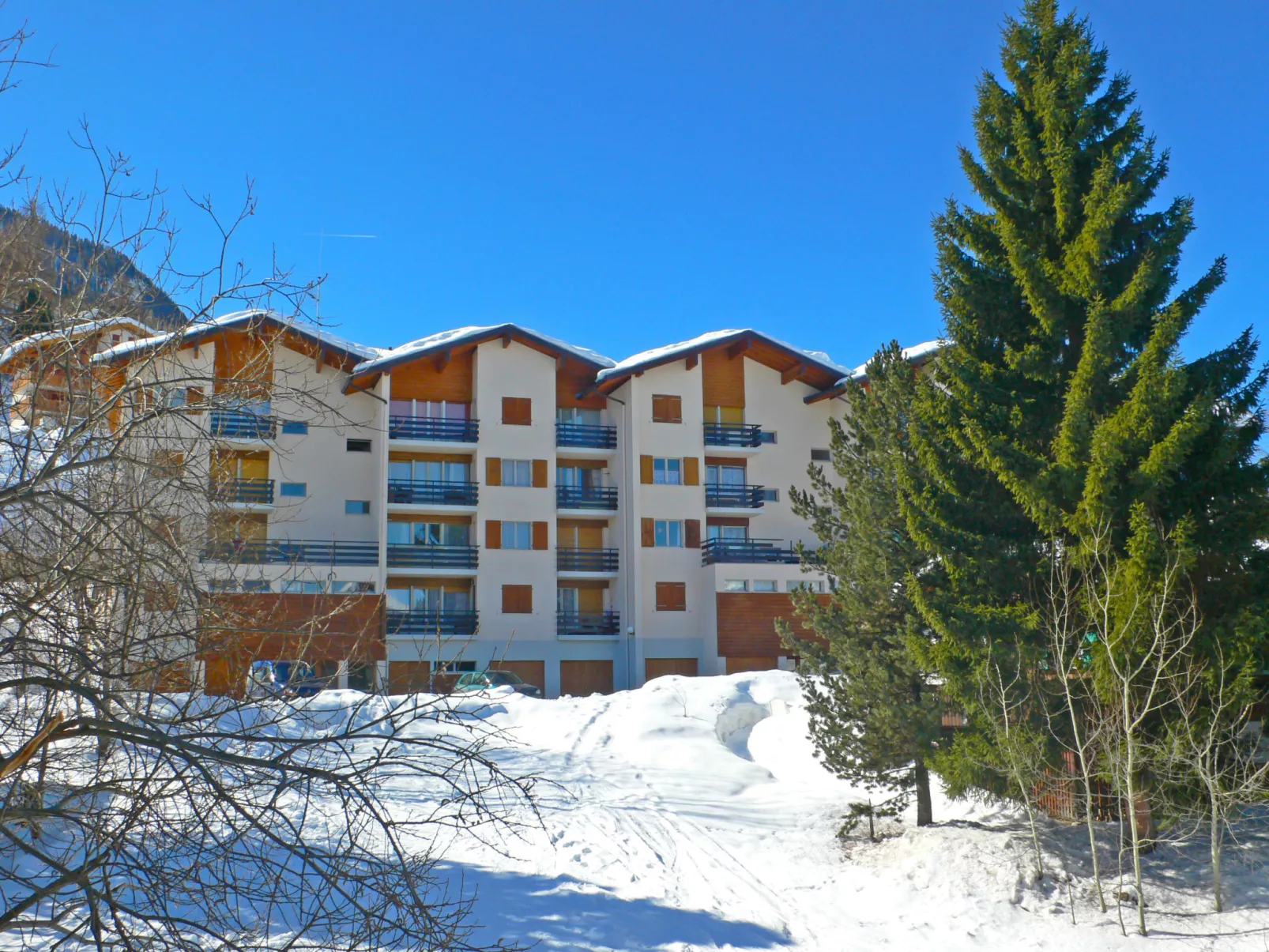 Montfort 9A-Outside