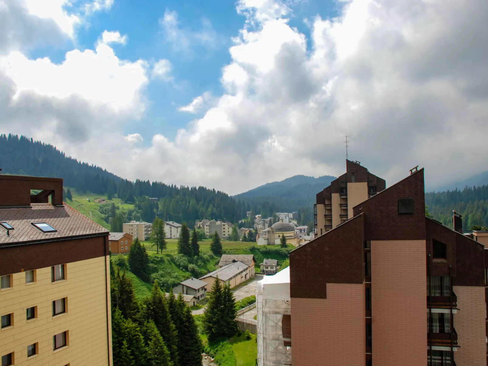 Panorama View 905-Outside