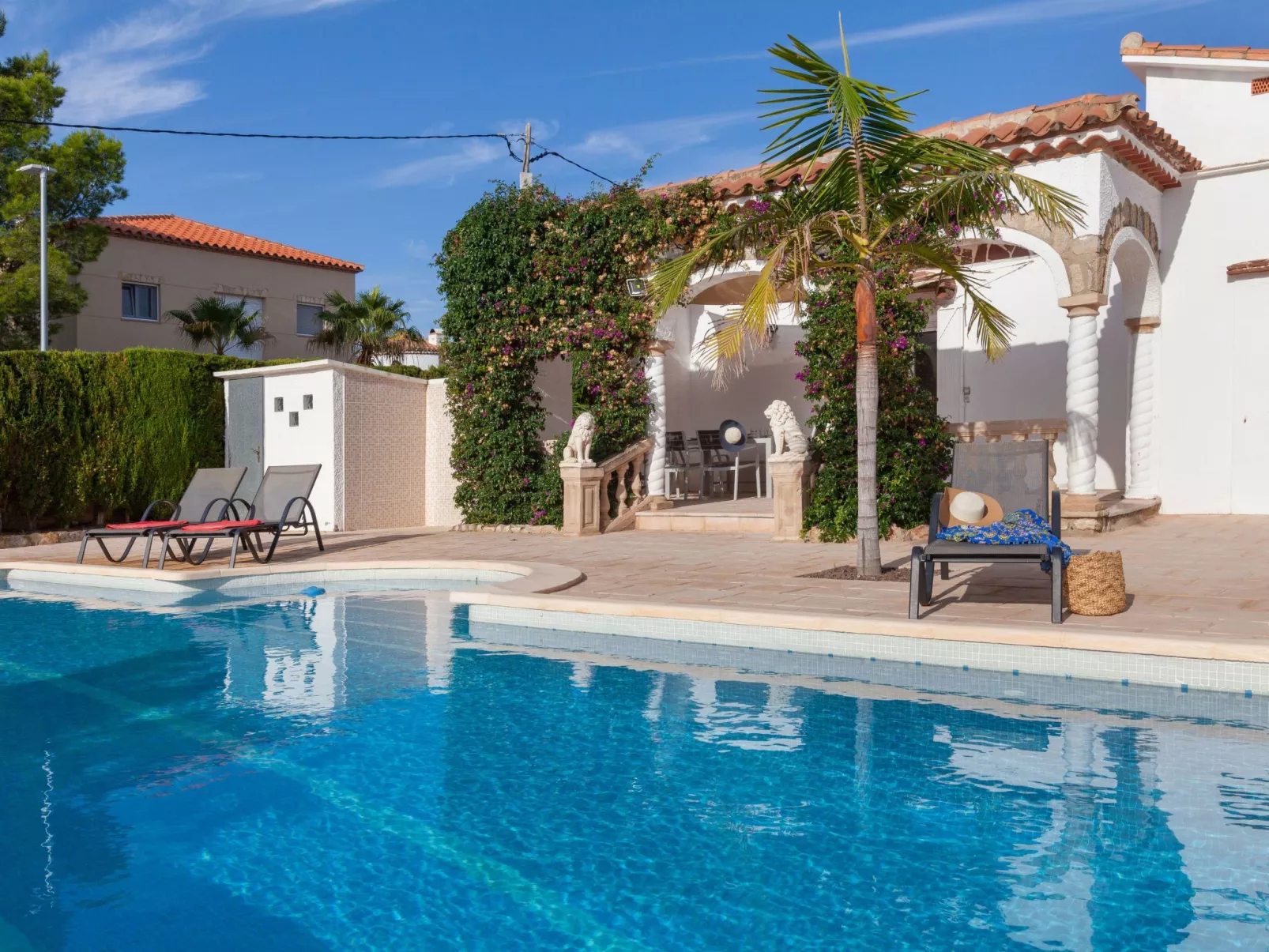 Villa del Capitan-Outside