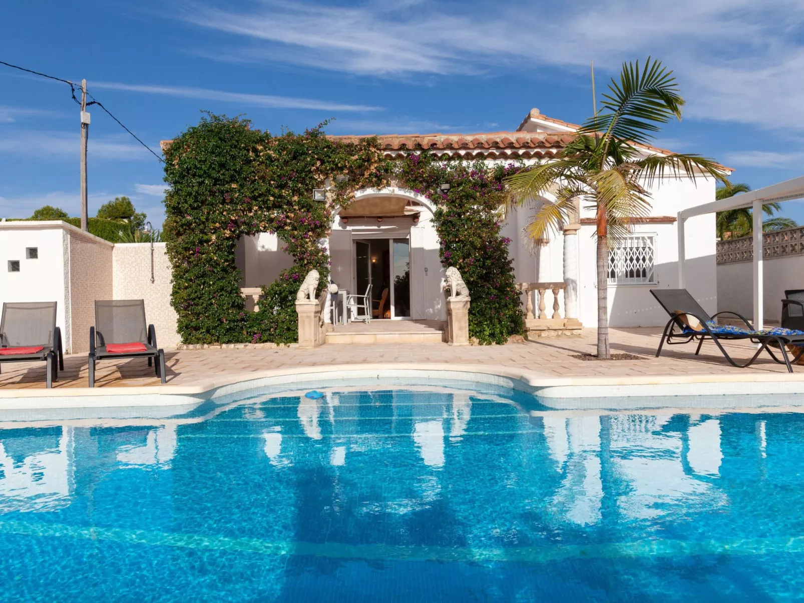 Villa del Capitan-Outside