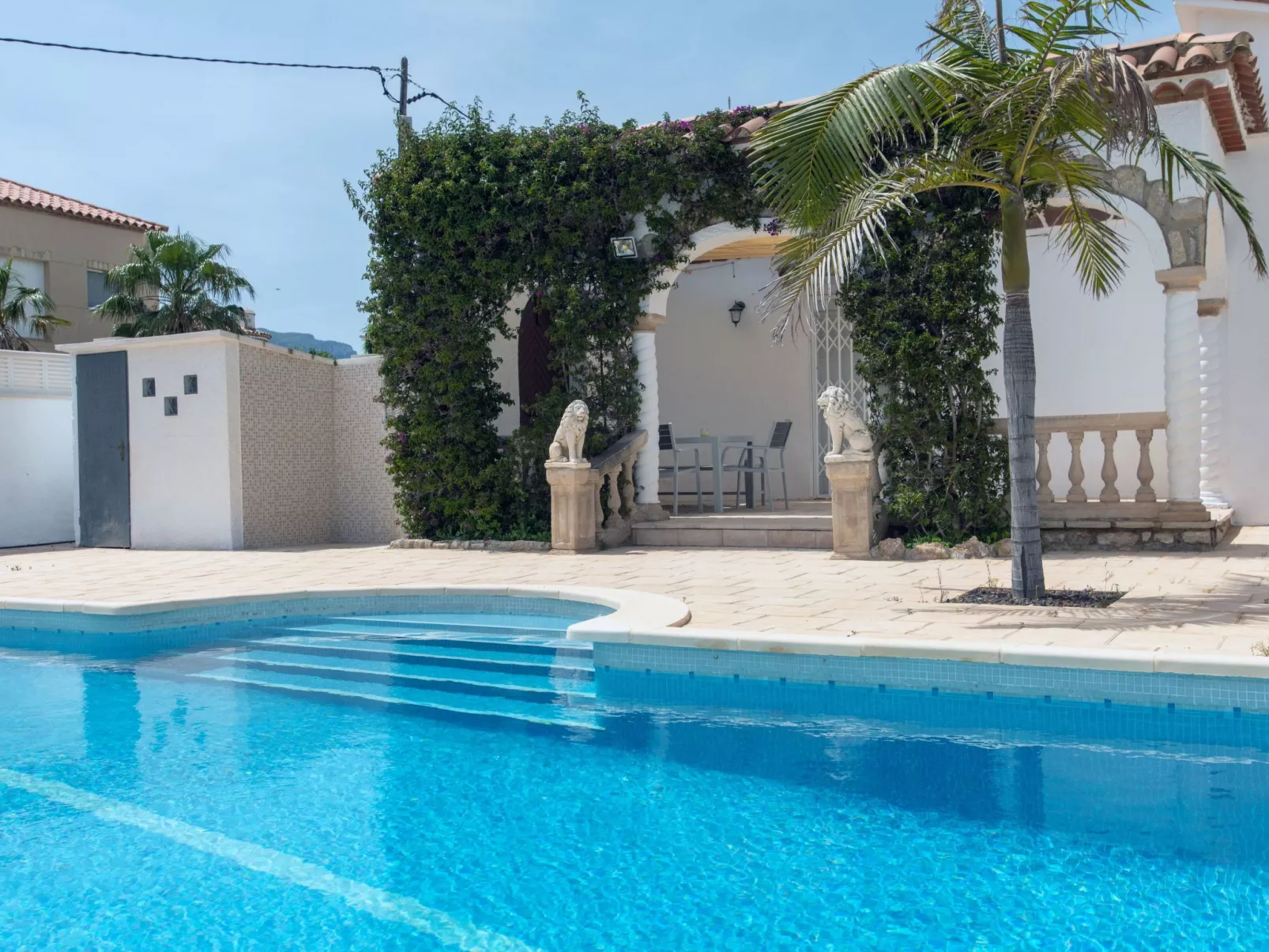 Villa del Capitan-Outside