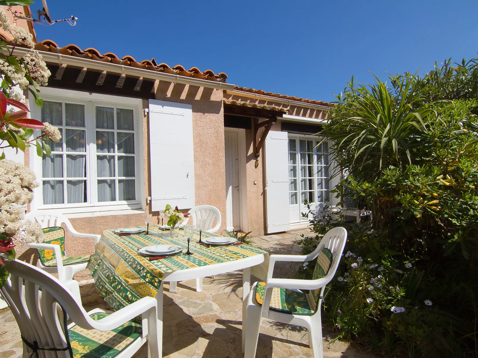 Le Clos du Rigaud-Outside