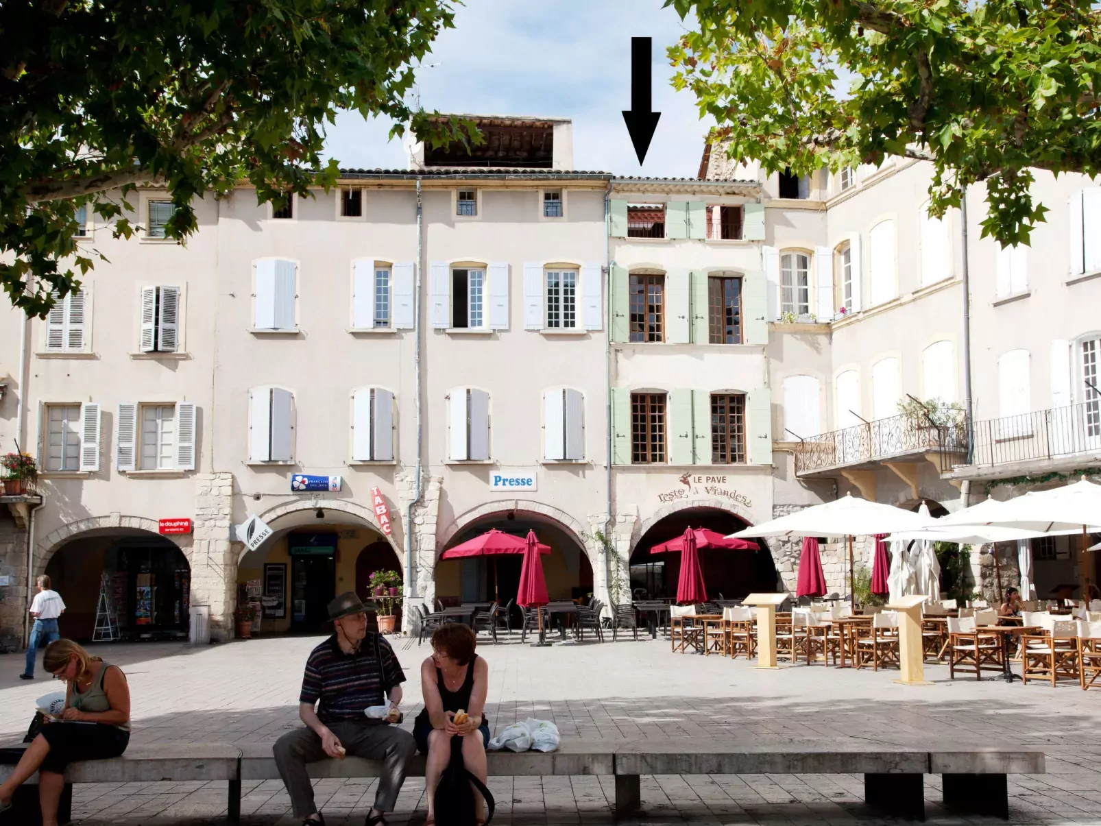Les Arcades-Outside