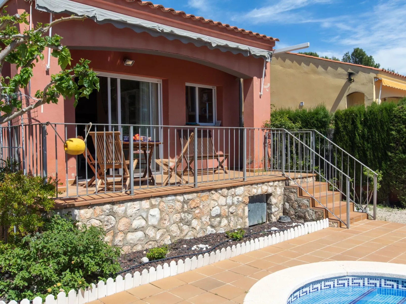 Villa Rus-Outside