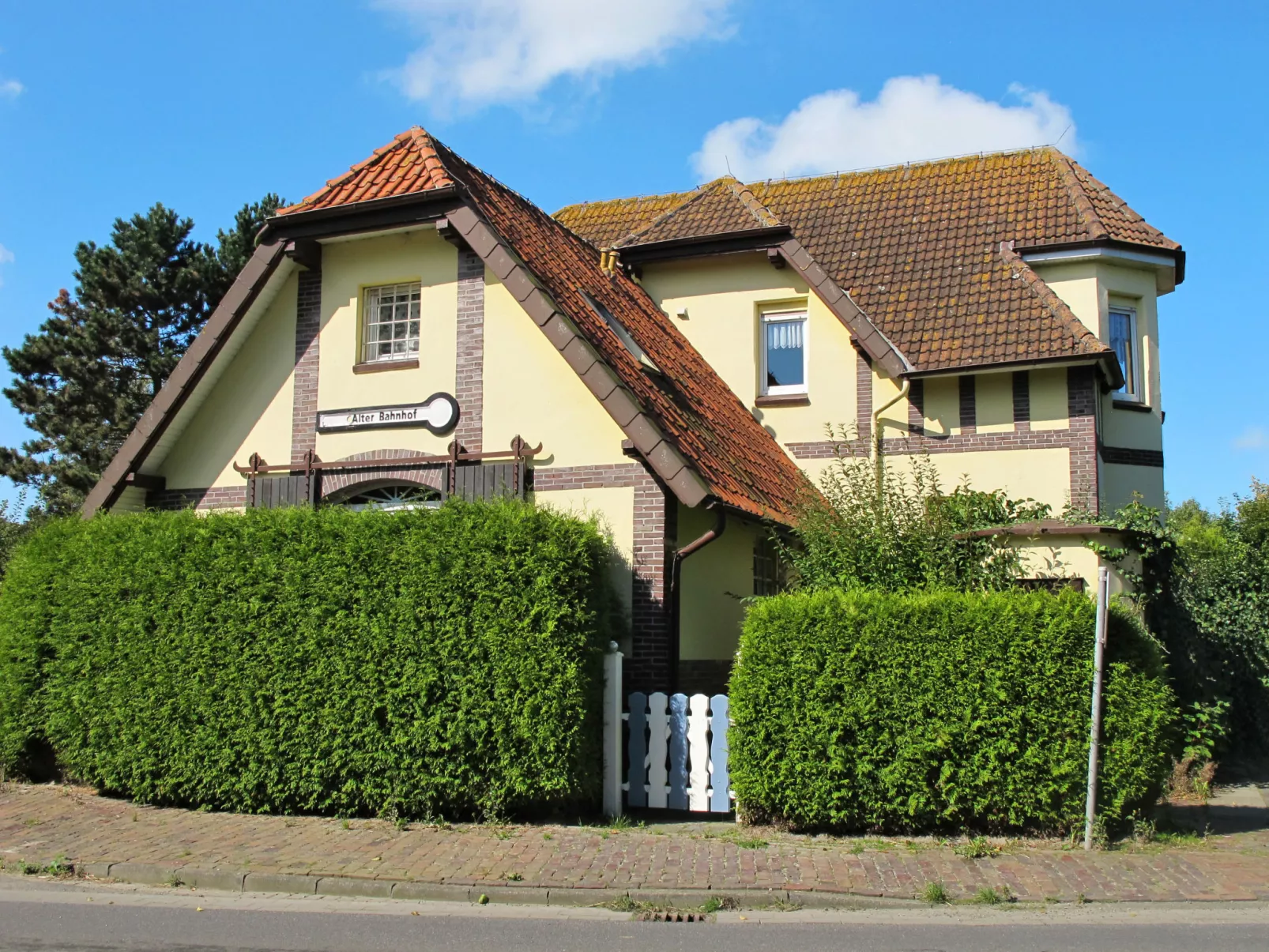 Alter Bahnhof-Outside