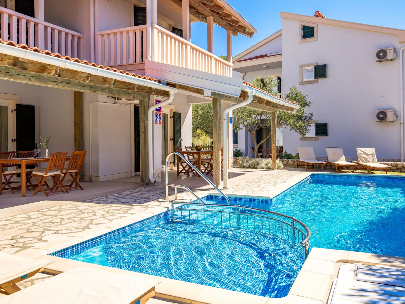 Pavica 4-Outside