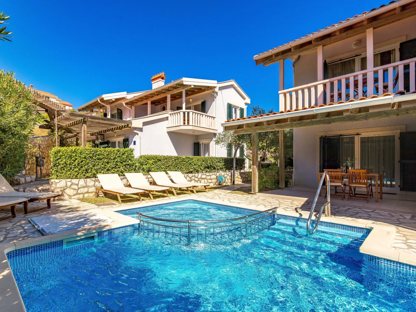 Pavica 6-Outside