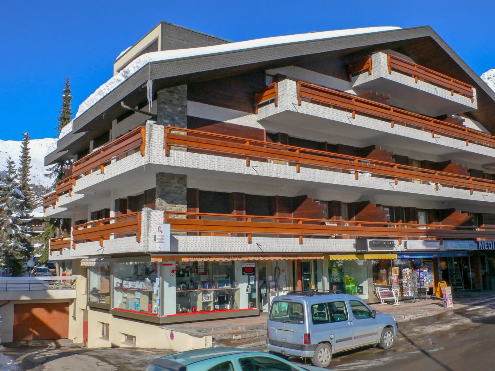 Square Poste 341-Outside