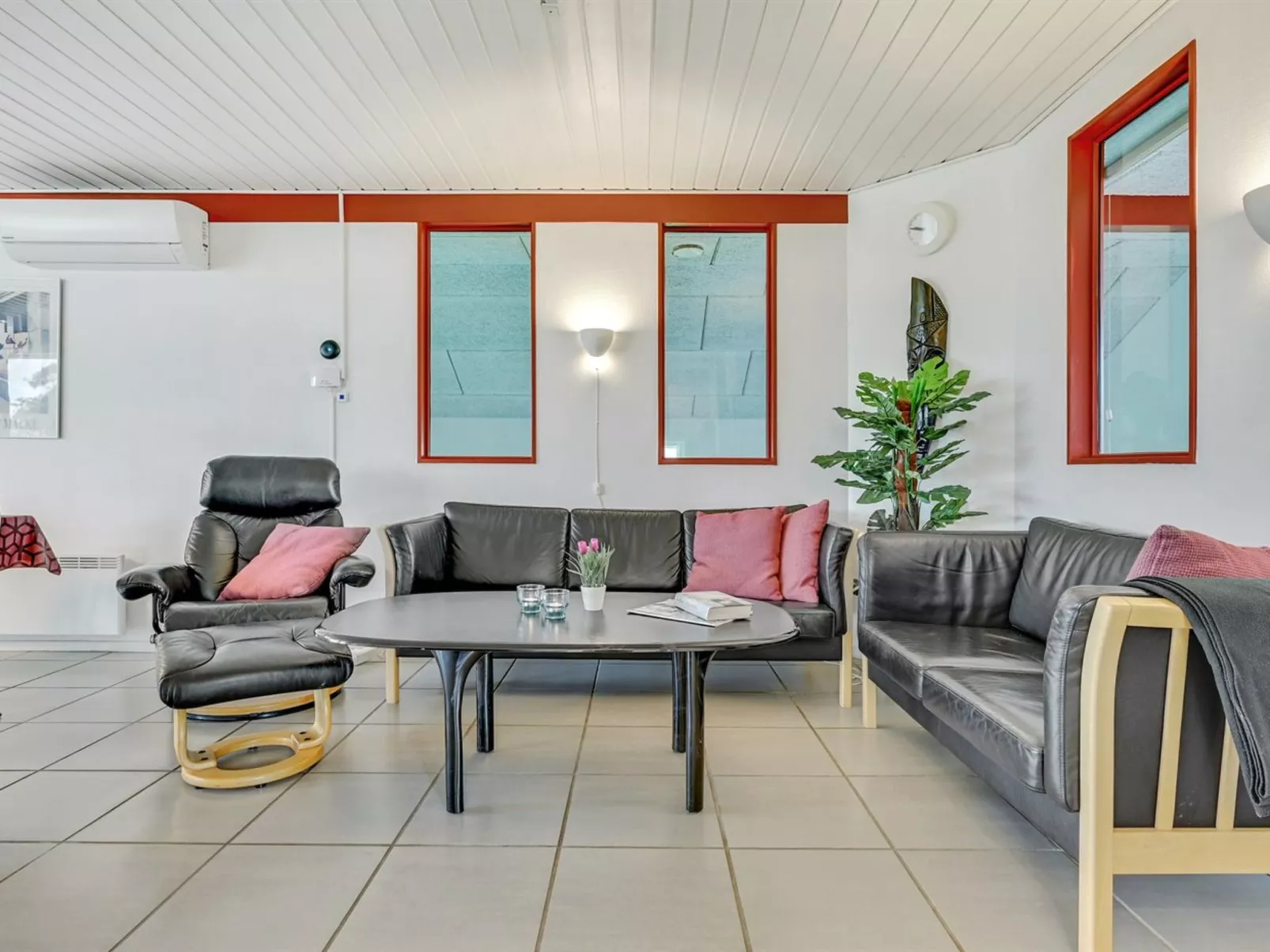 "Emly" - 1.1km from the sea-Inside