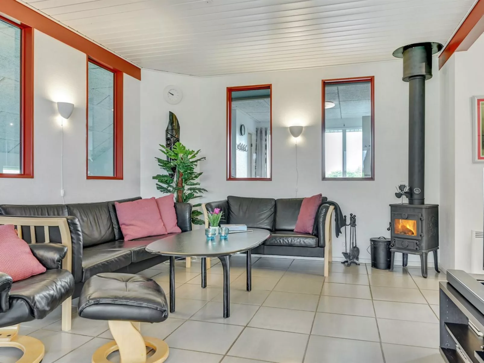 "Emly" - 1.1km from the sea-Inside