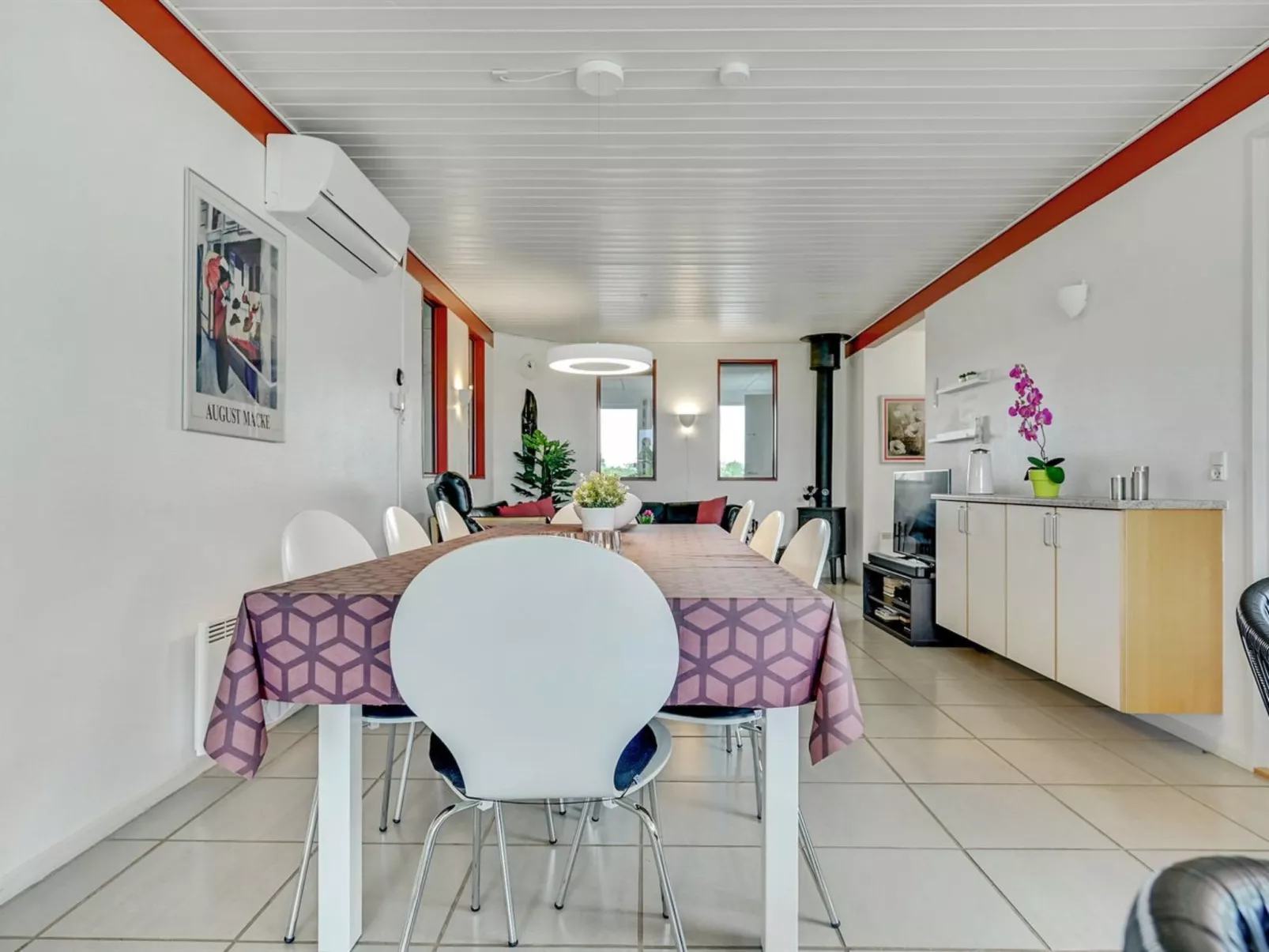 "Emly" - 1.1km from the sea-Inside