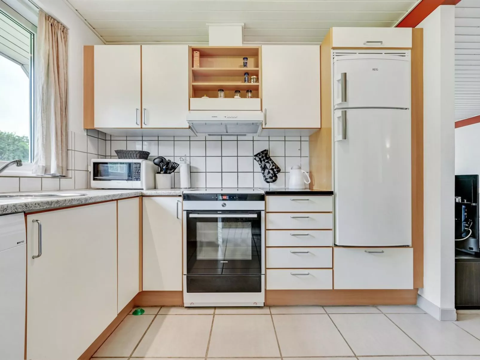 "Emly" - 1.1km from the sea-Inside