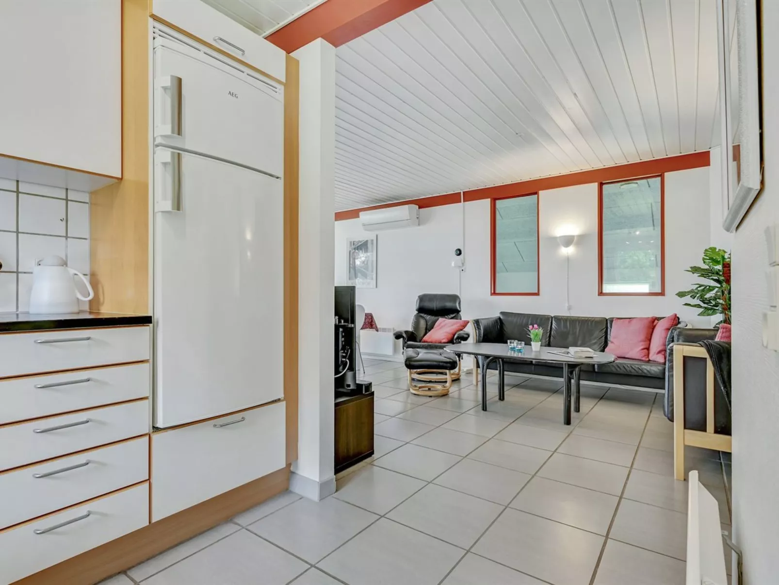 "Emly" - 1.1km from the sea-Inside
