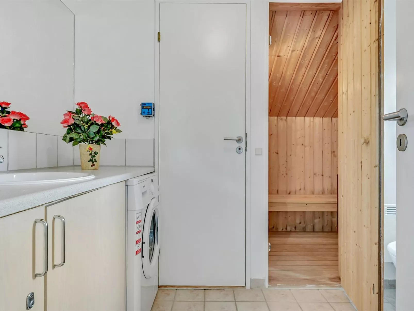 "Emly" - 1.1km from the sea-Inside