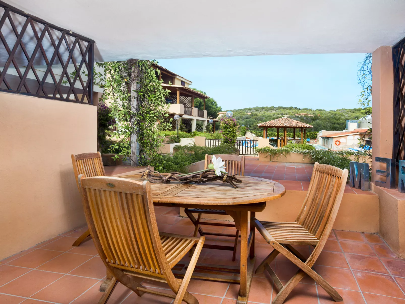 Bougainvillae Bilo-Outside