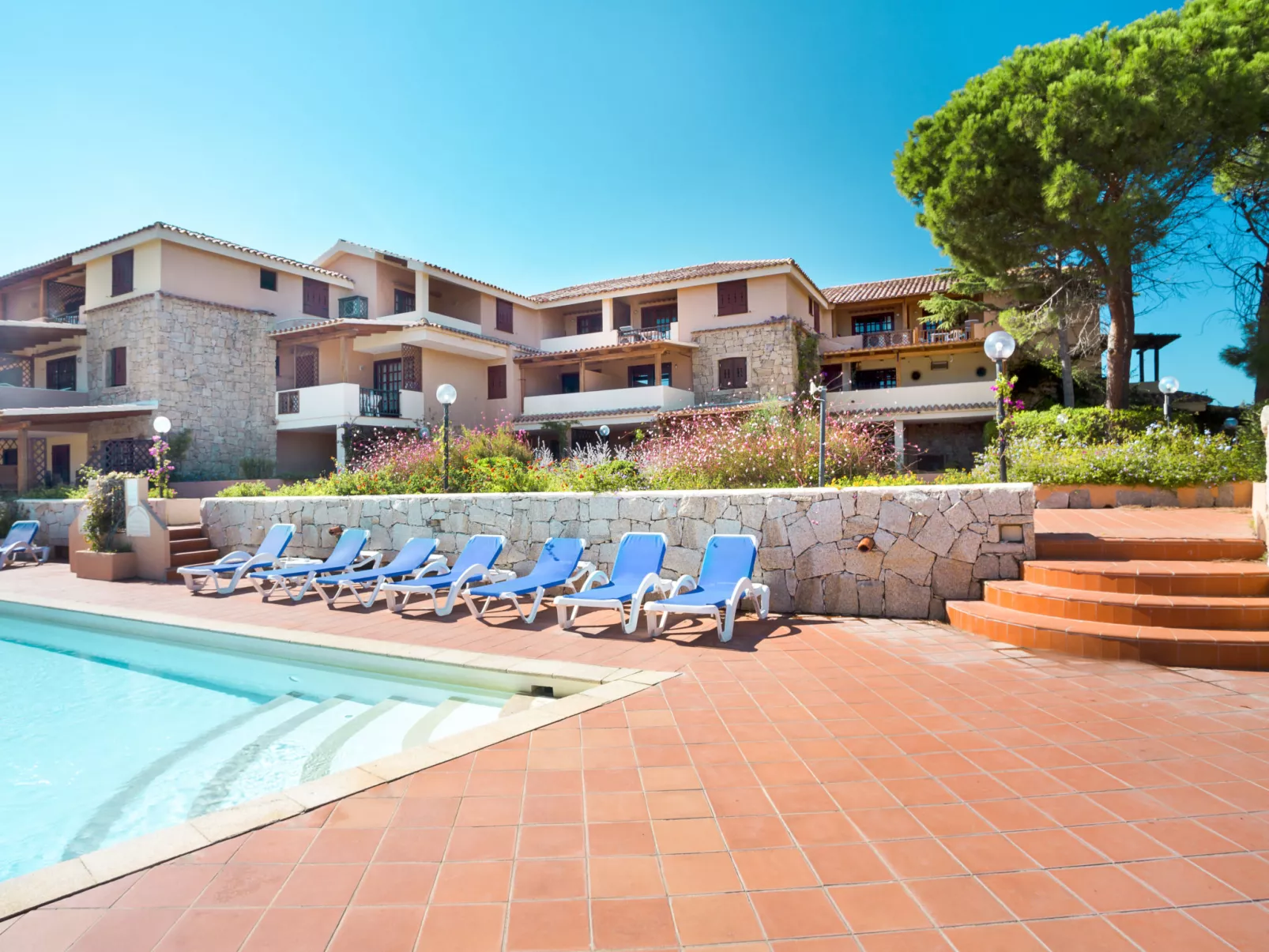 Bougainvillae Trilo-Outside