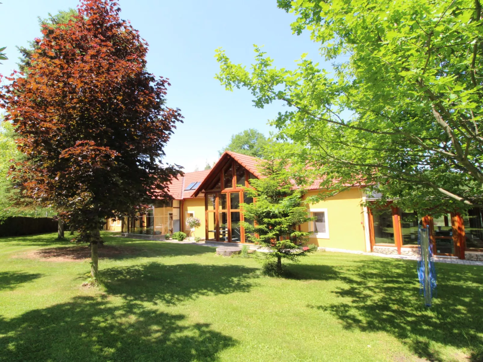 Bzí-Outside