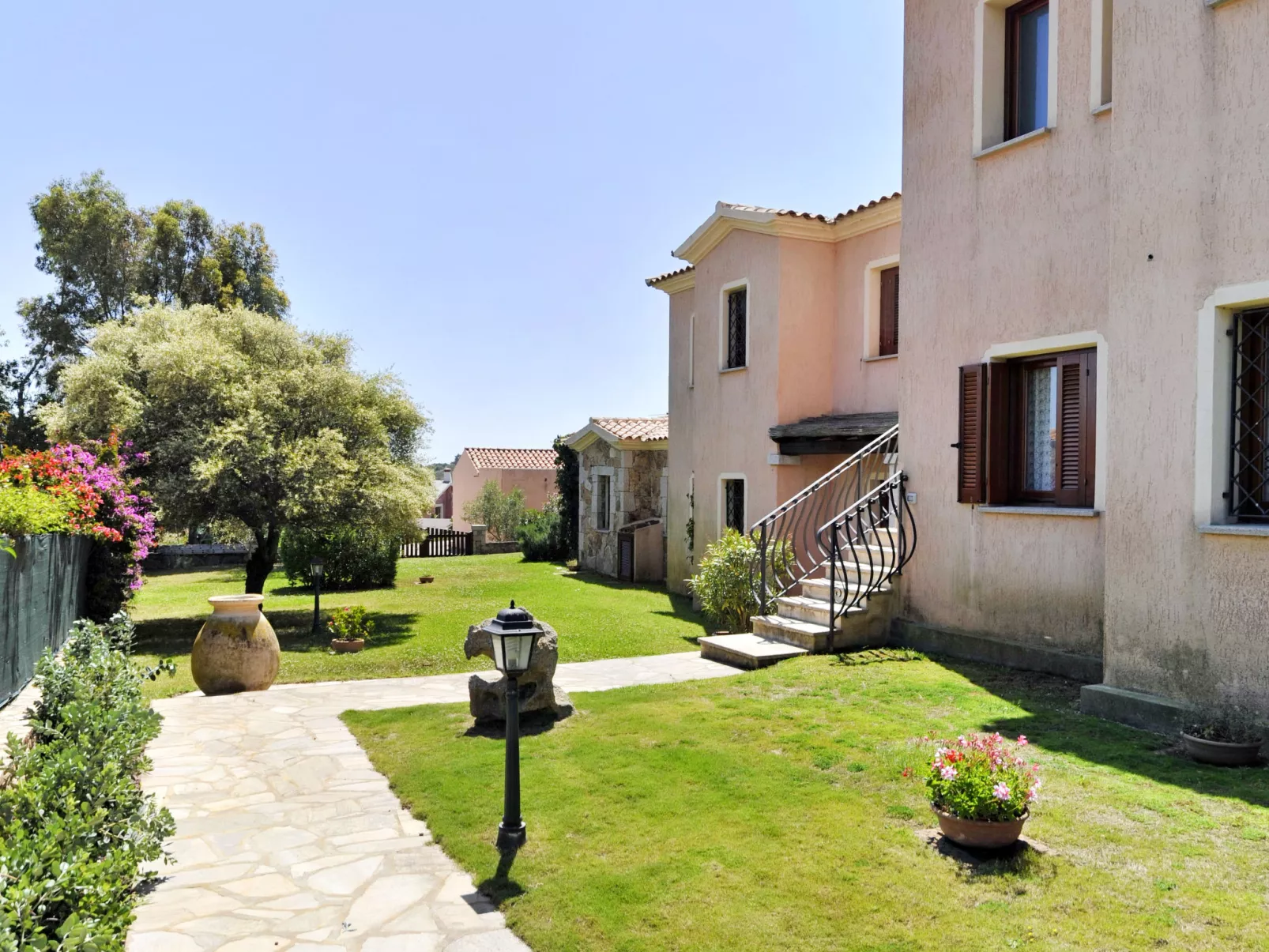 L'Uddastru trilo-Outside
