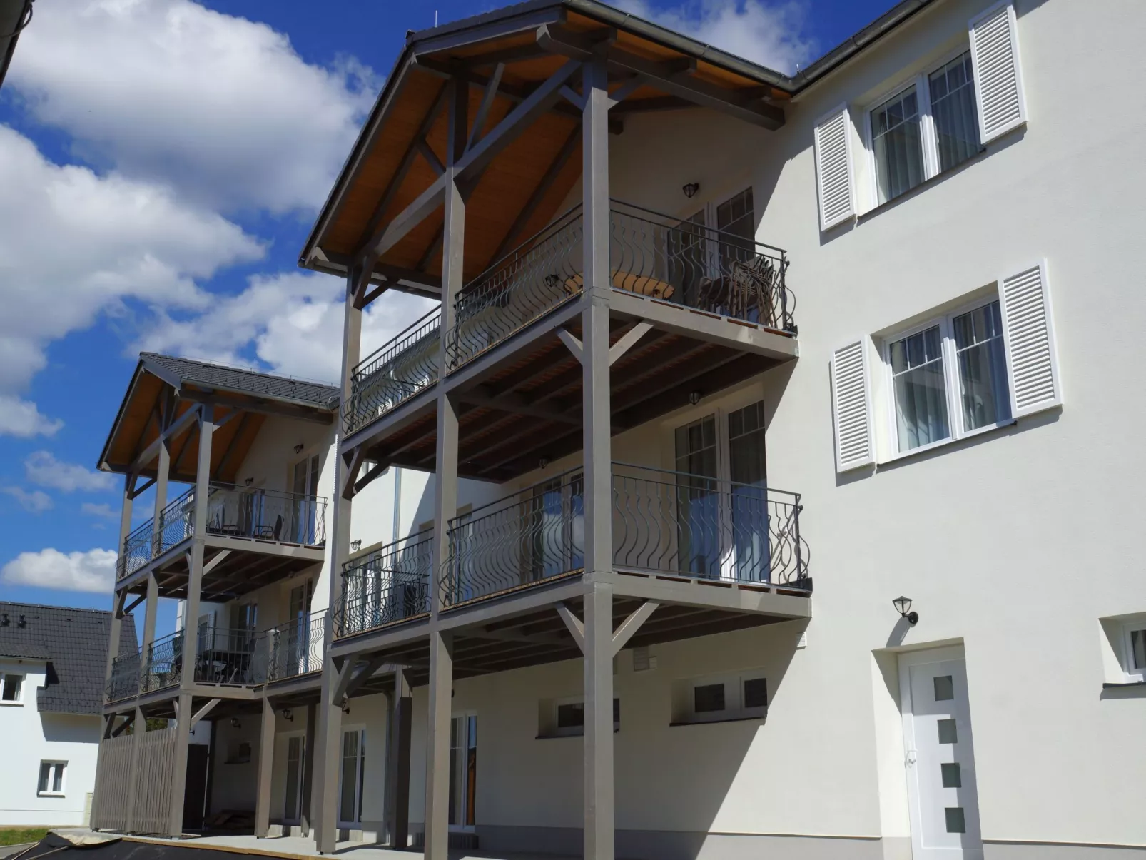 Lakeside Village 6-Outside