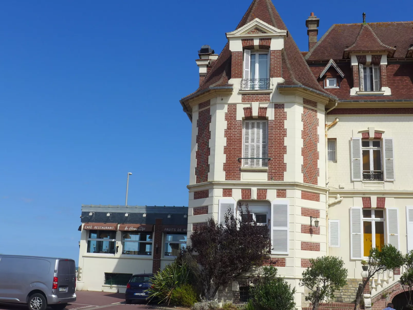 Le Caneton-Outside