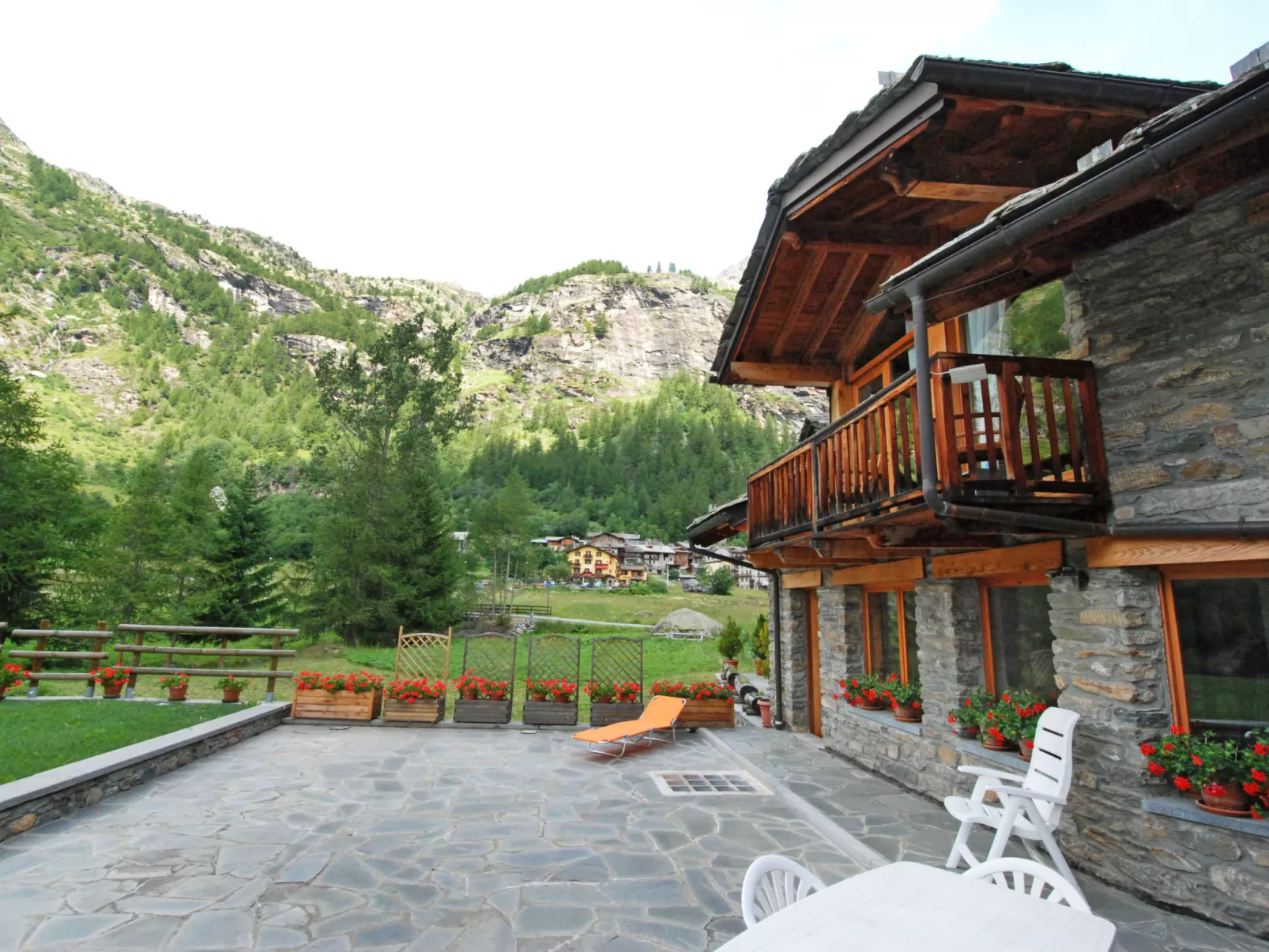 Chez Les Roset-Outside