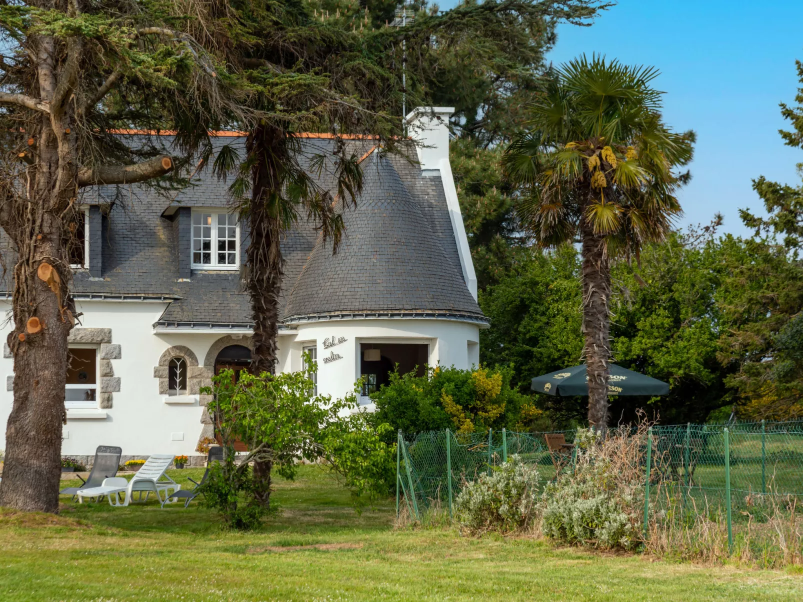 Le Moulin-Outside