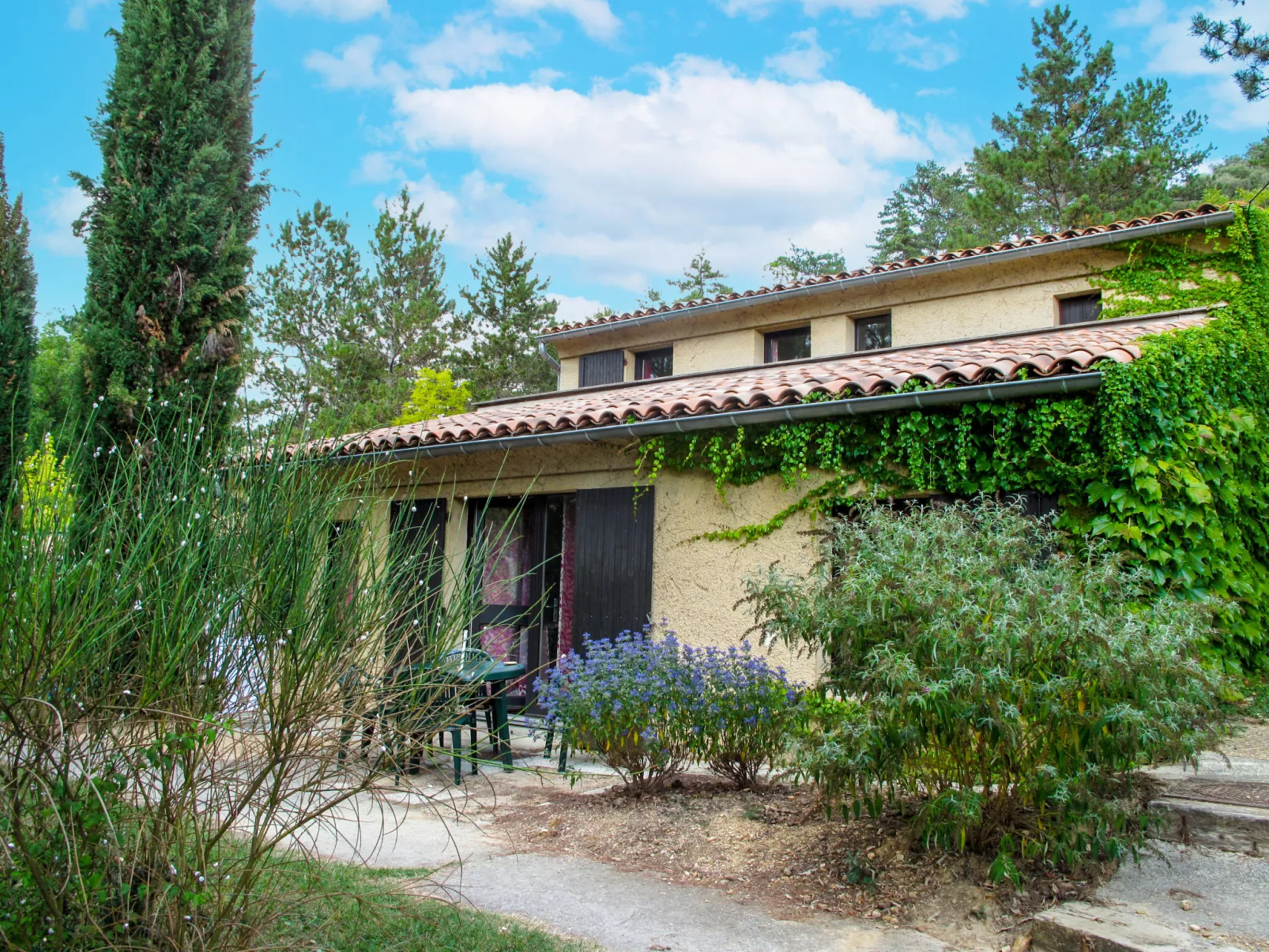 Domaine de Château Laval-Outside