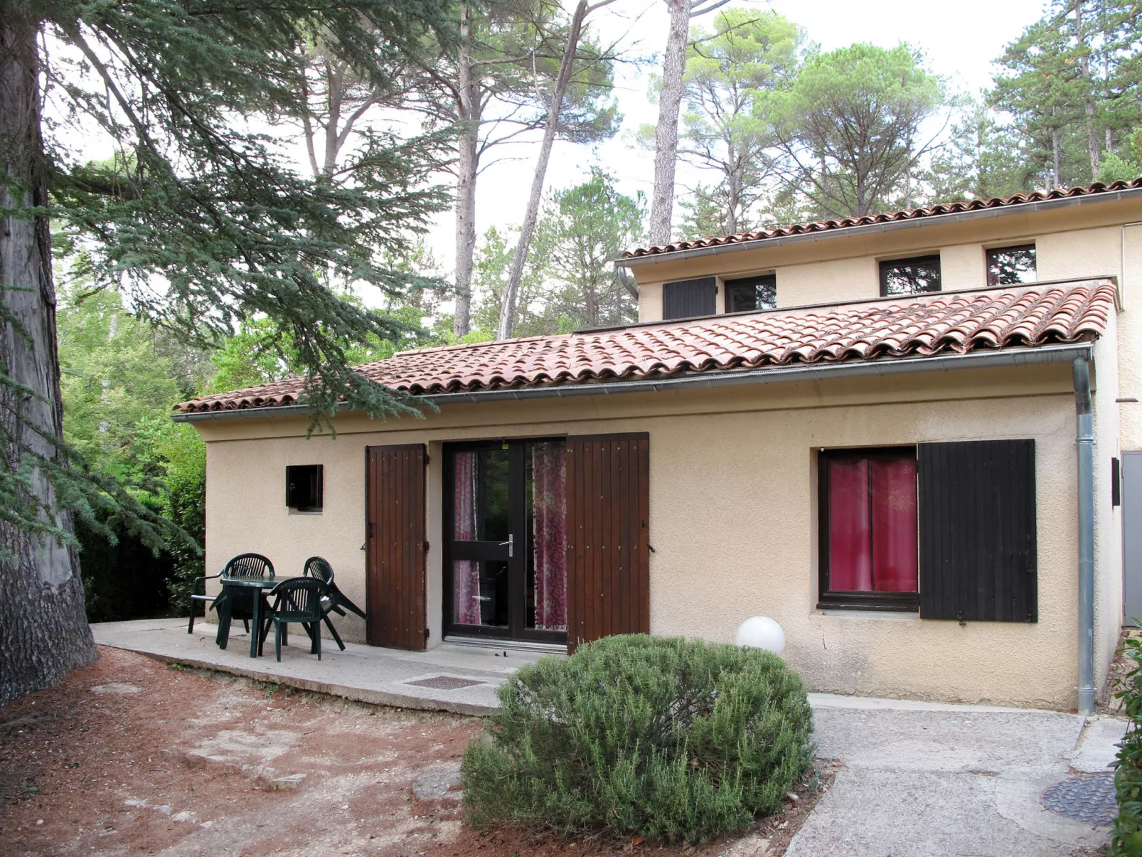 Domaine de Château Laval-Outside