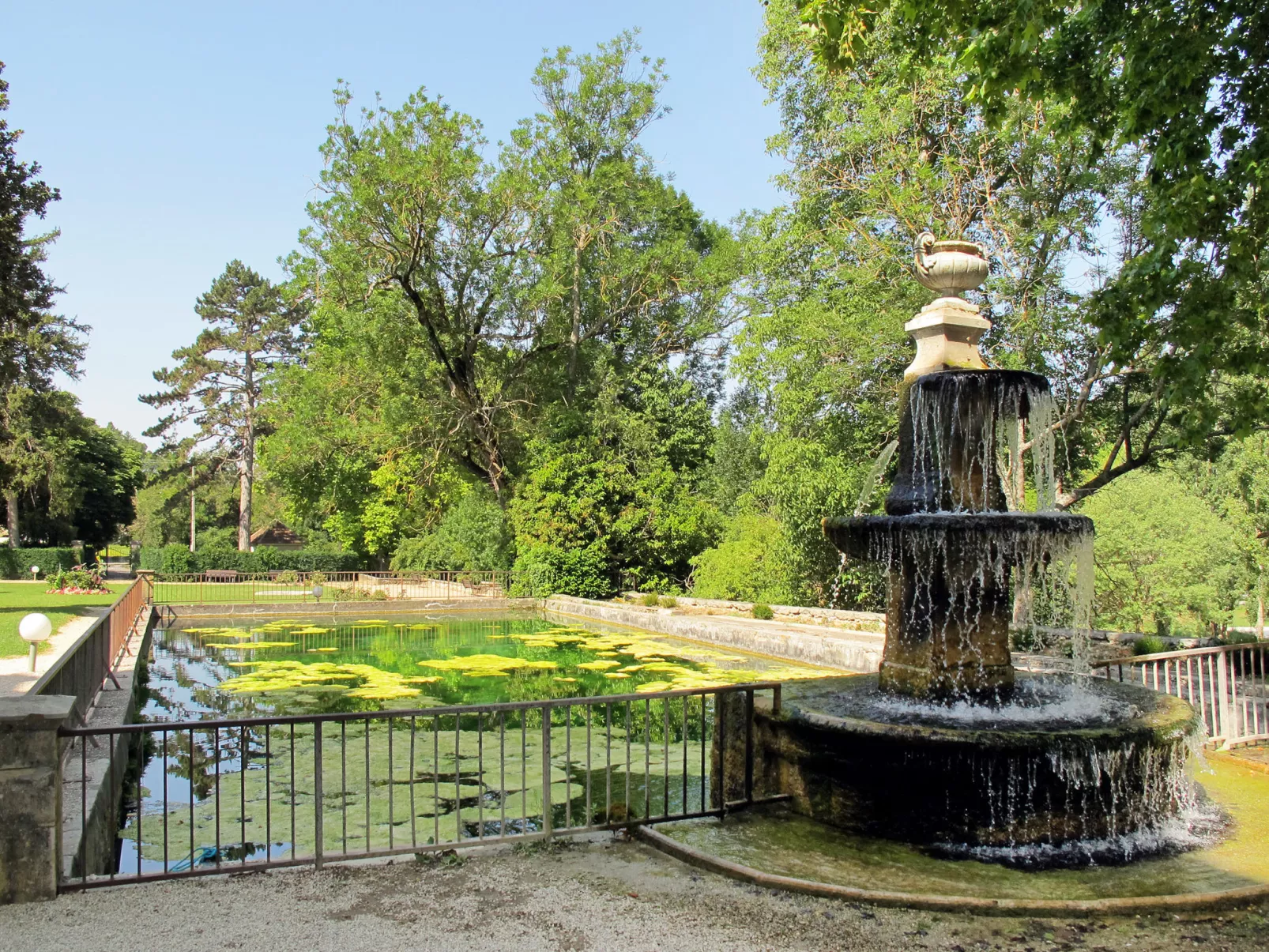 Domaine de Château Laval-Outside
