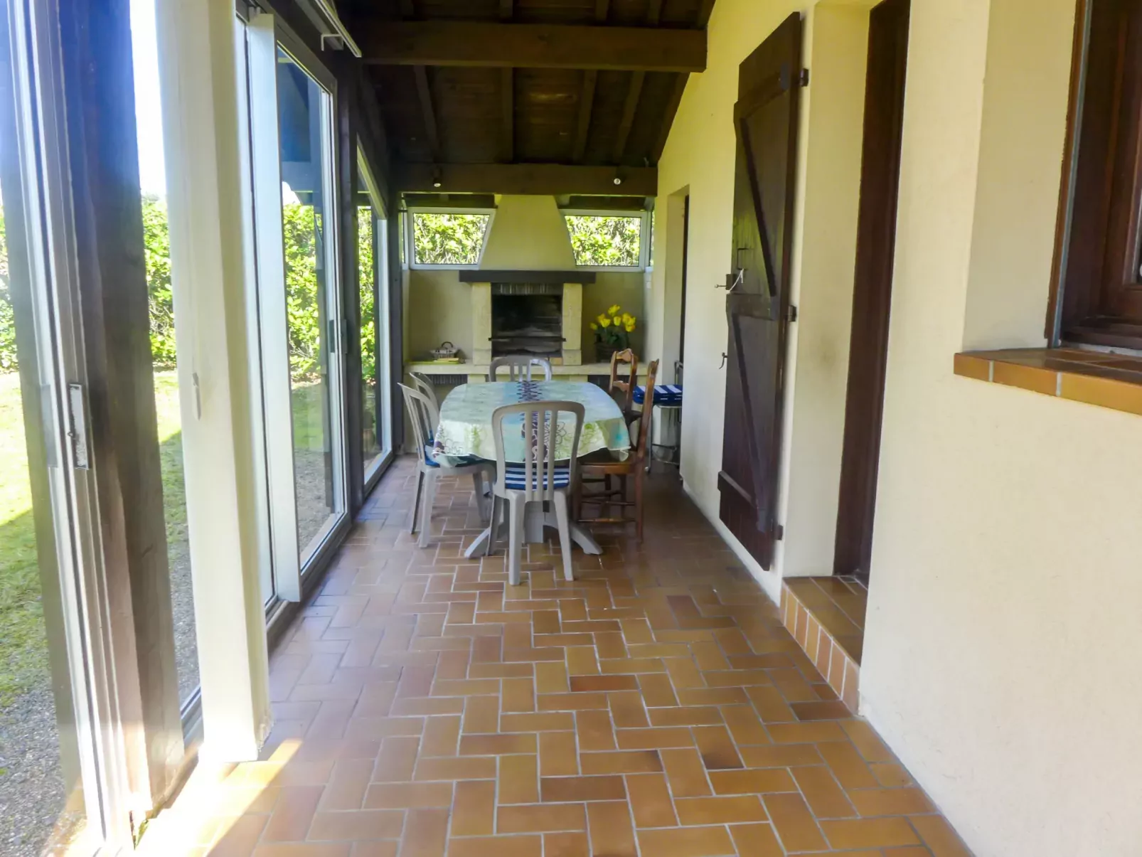 Mauriac-Outside