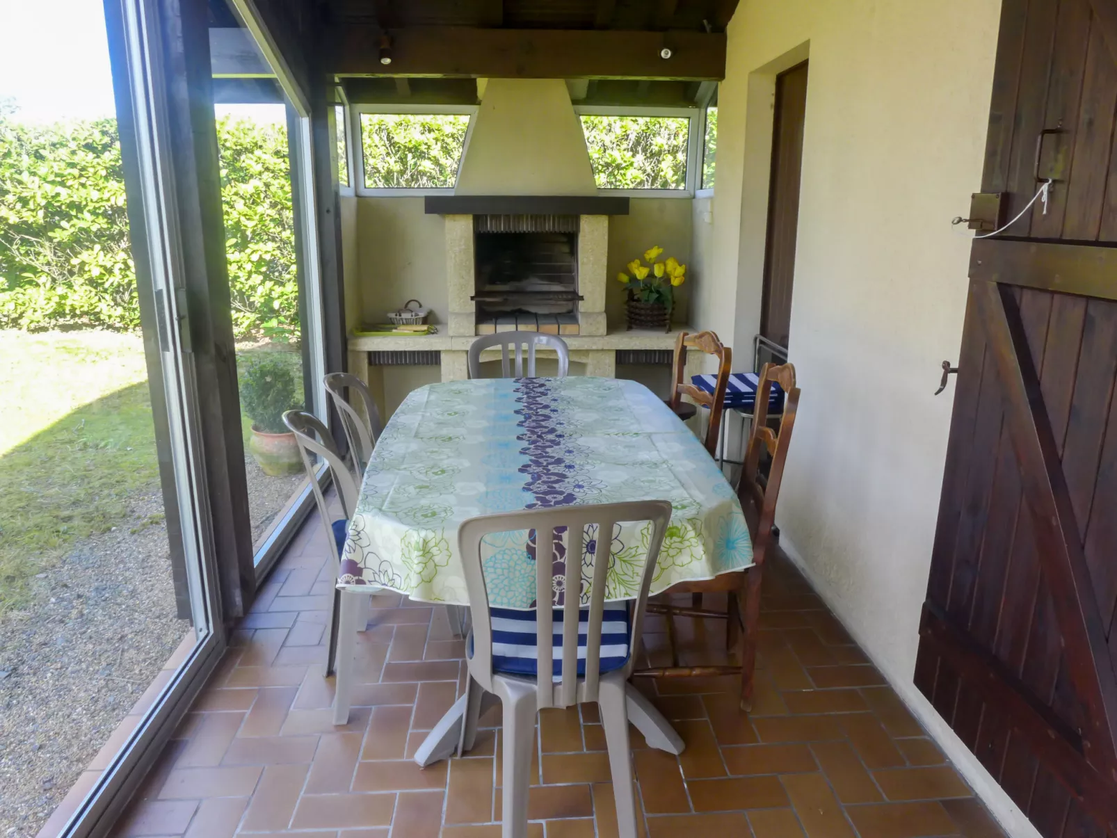Mauriac-Outside