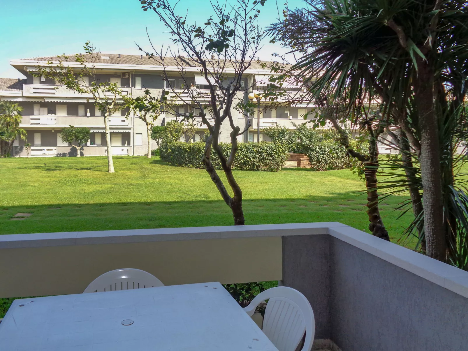Green Marine, Palme, Ismare-Outside