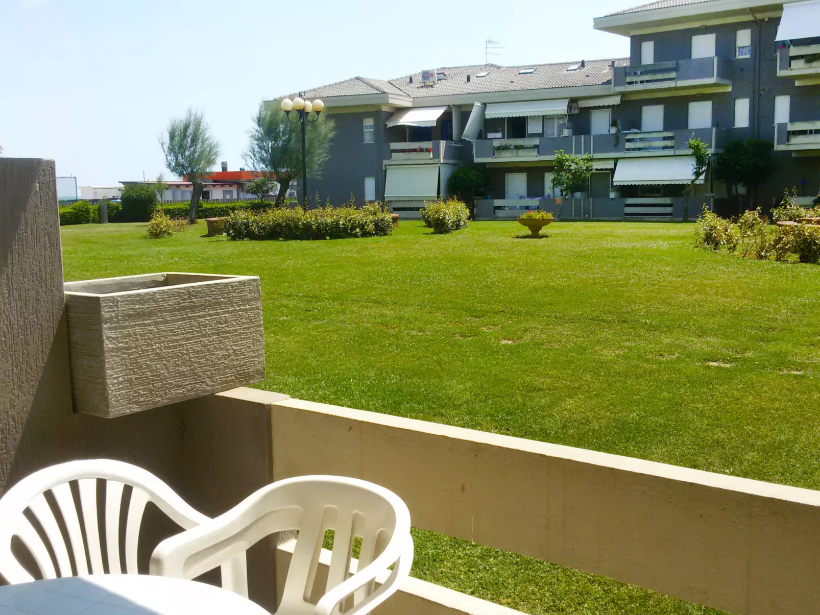 Green Marine, Palme, Ismare-Outside