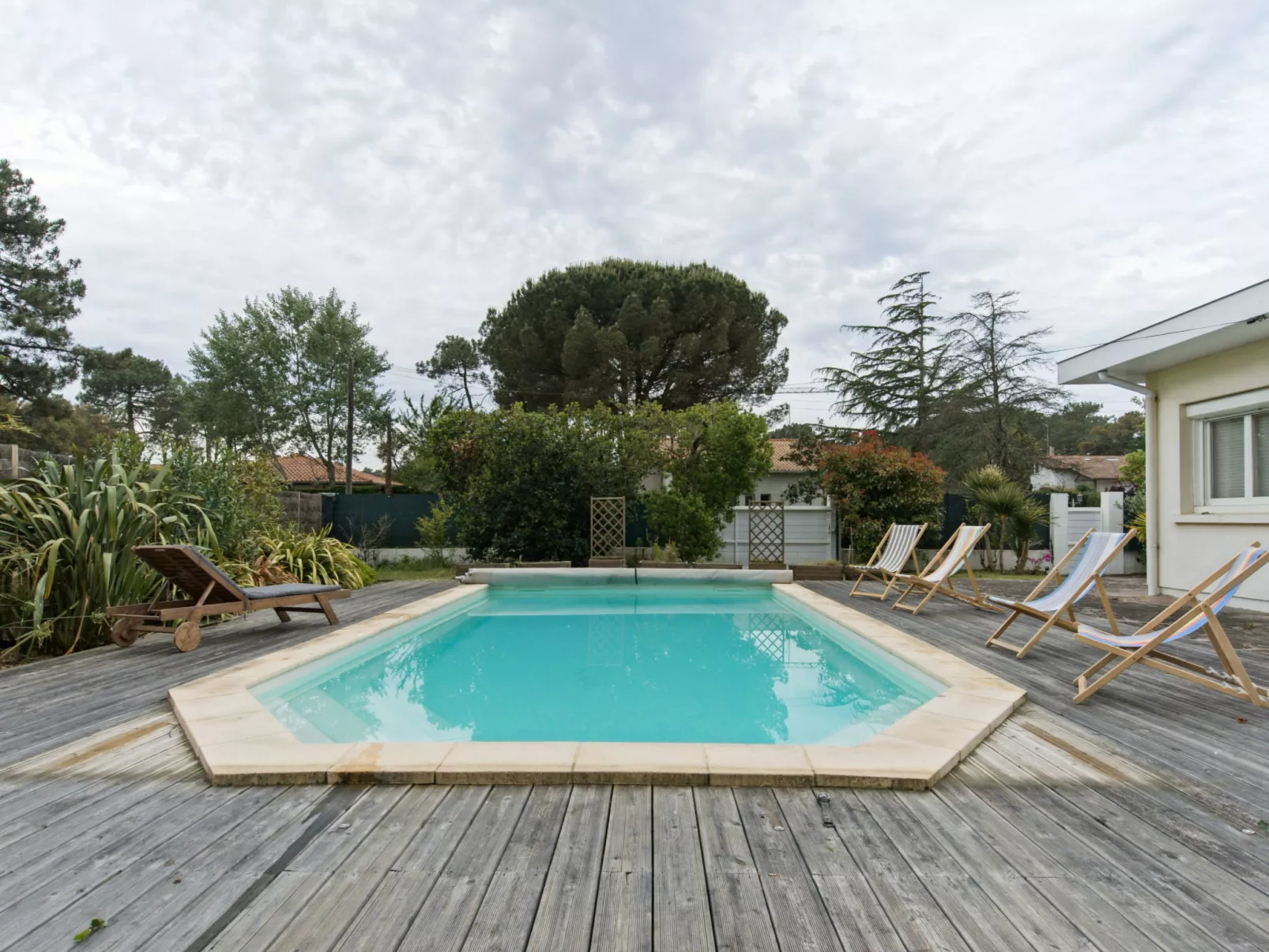 Ile de France-Outside