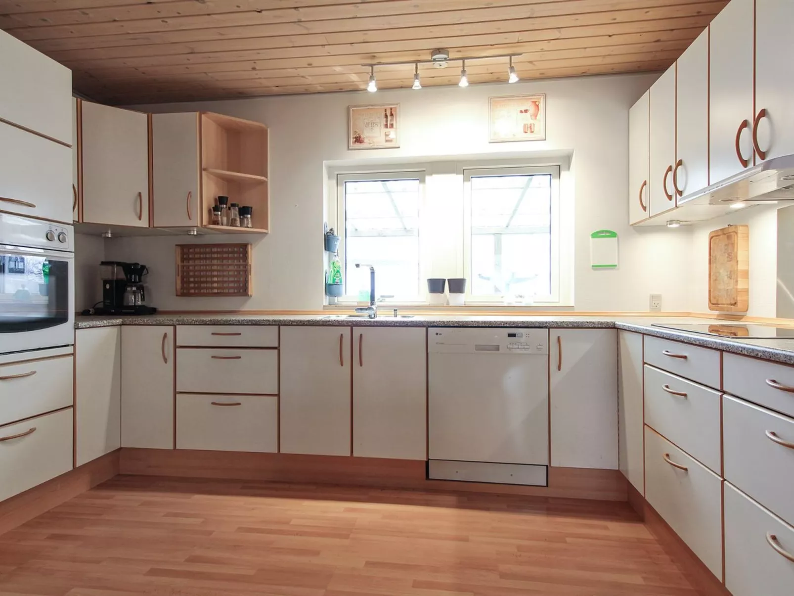 "Editha" - 800m from the sea-Drinnen