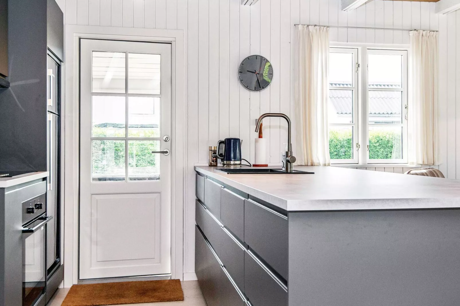 Renovated Waterfront Retreat-By Traum-Indoor
