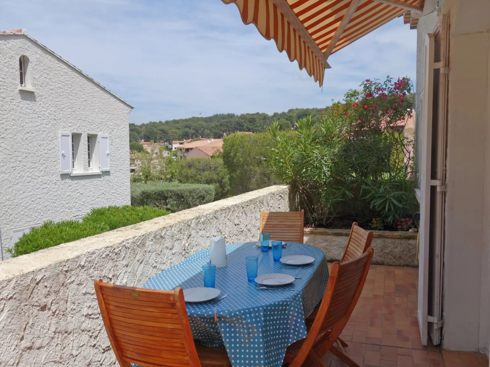 Hameau la Madrague-Outside