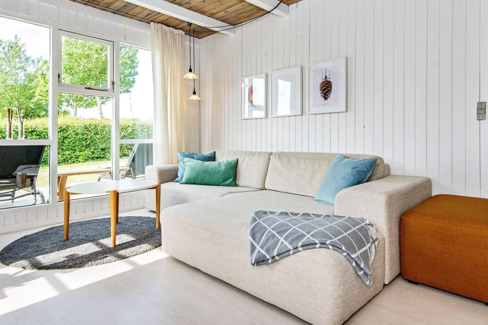 Renovated Waterfront Retreat-By Traum-Indoor