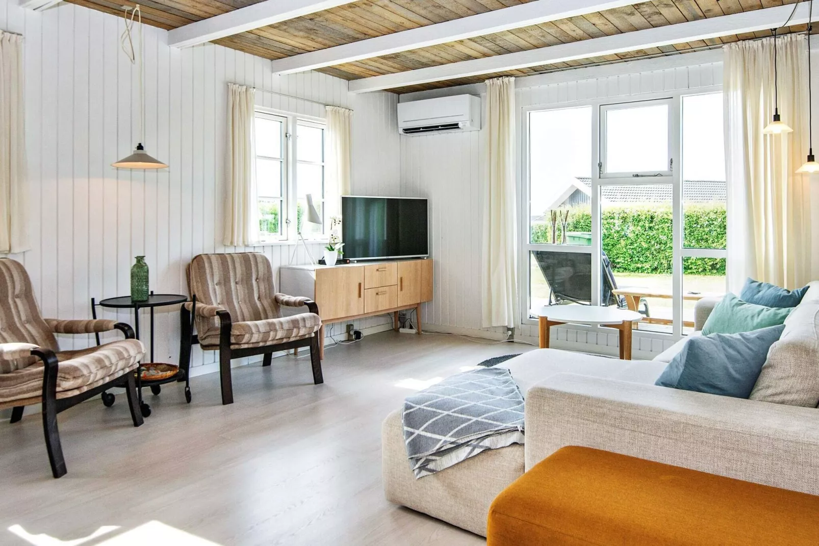 Renovated Waterfront Retreat-By Traum-Indoor