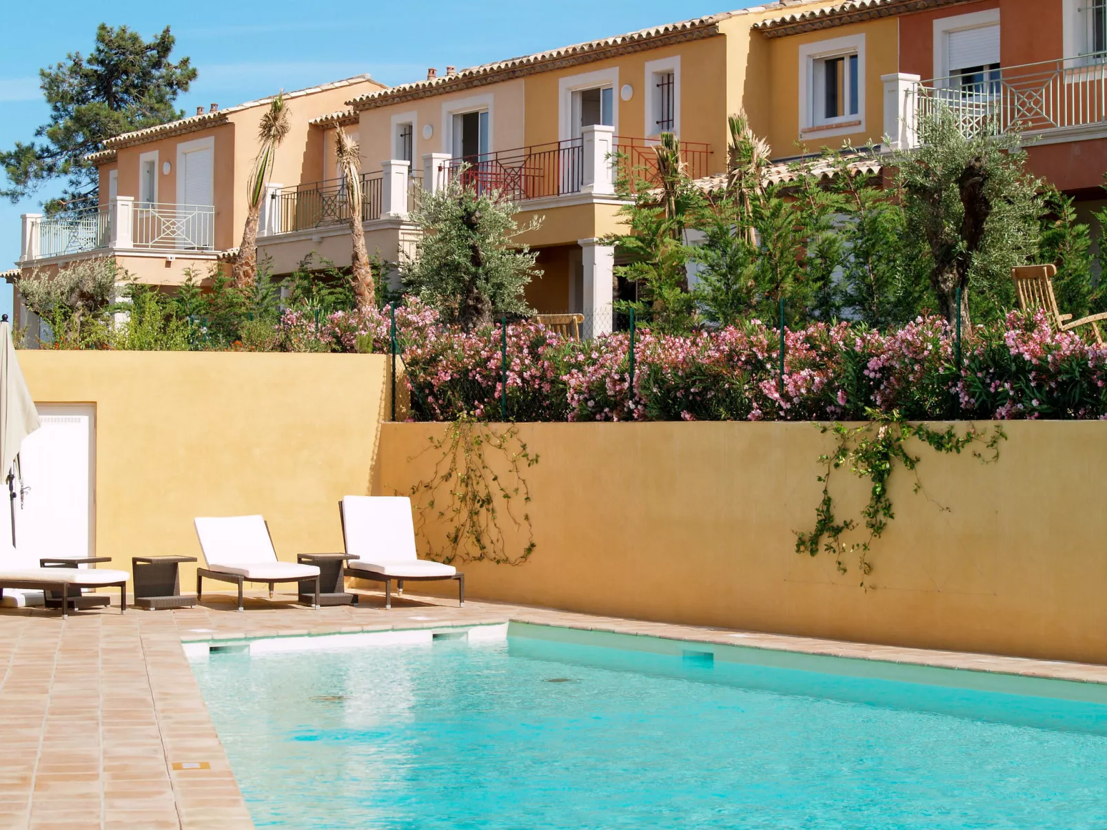 Green Bastide M46P-Outside