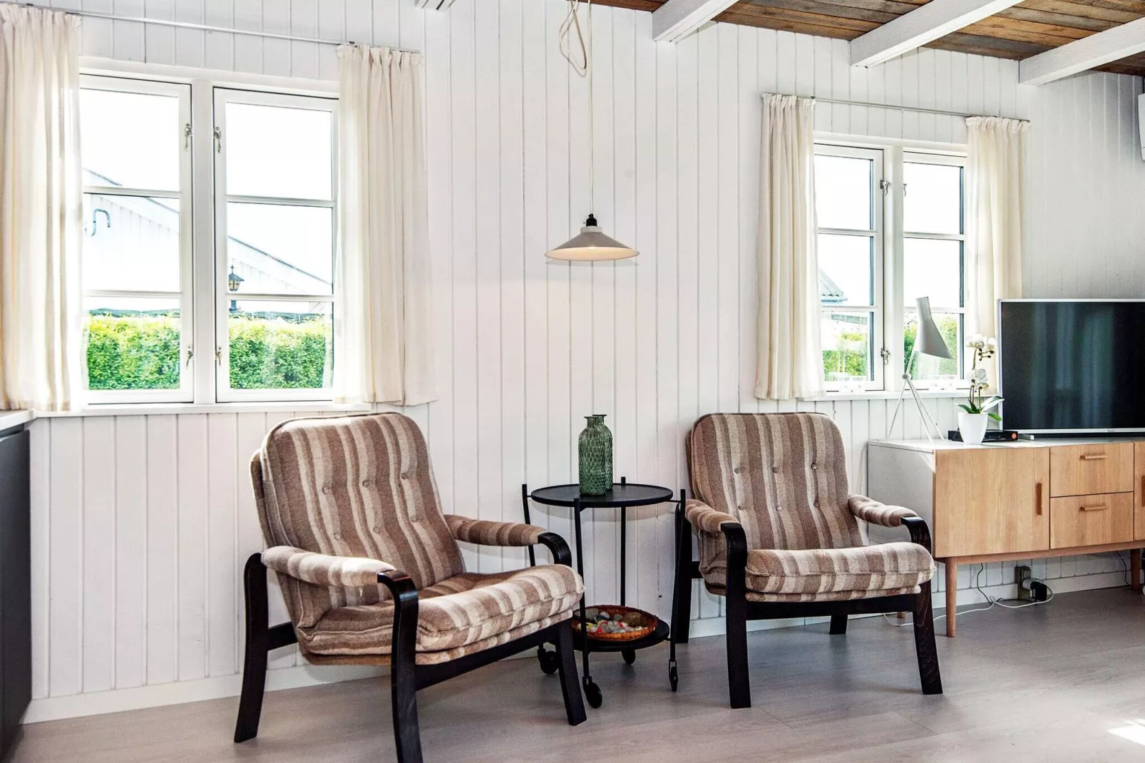 Renovated Waterfront Retreat-By Traum-Indoor