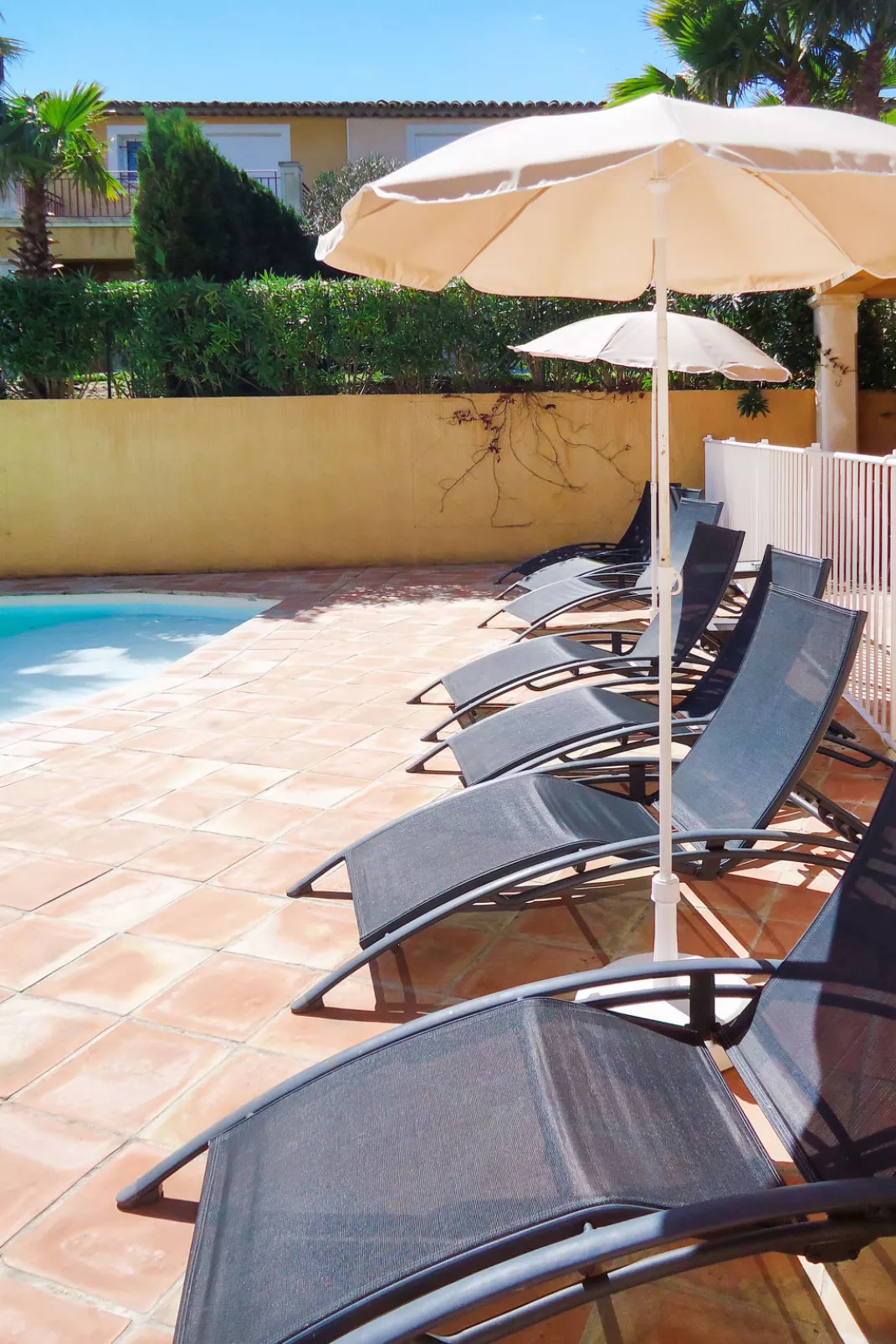 Green Bastide M46P-Outside