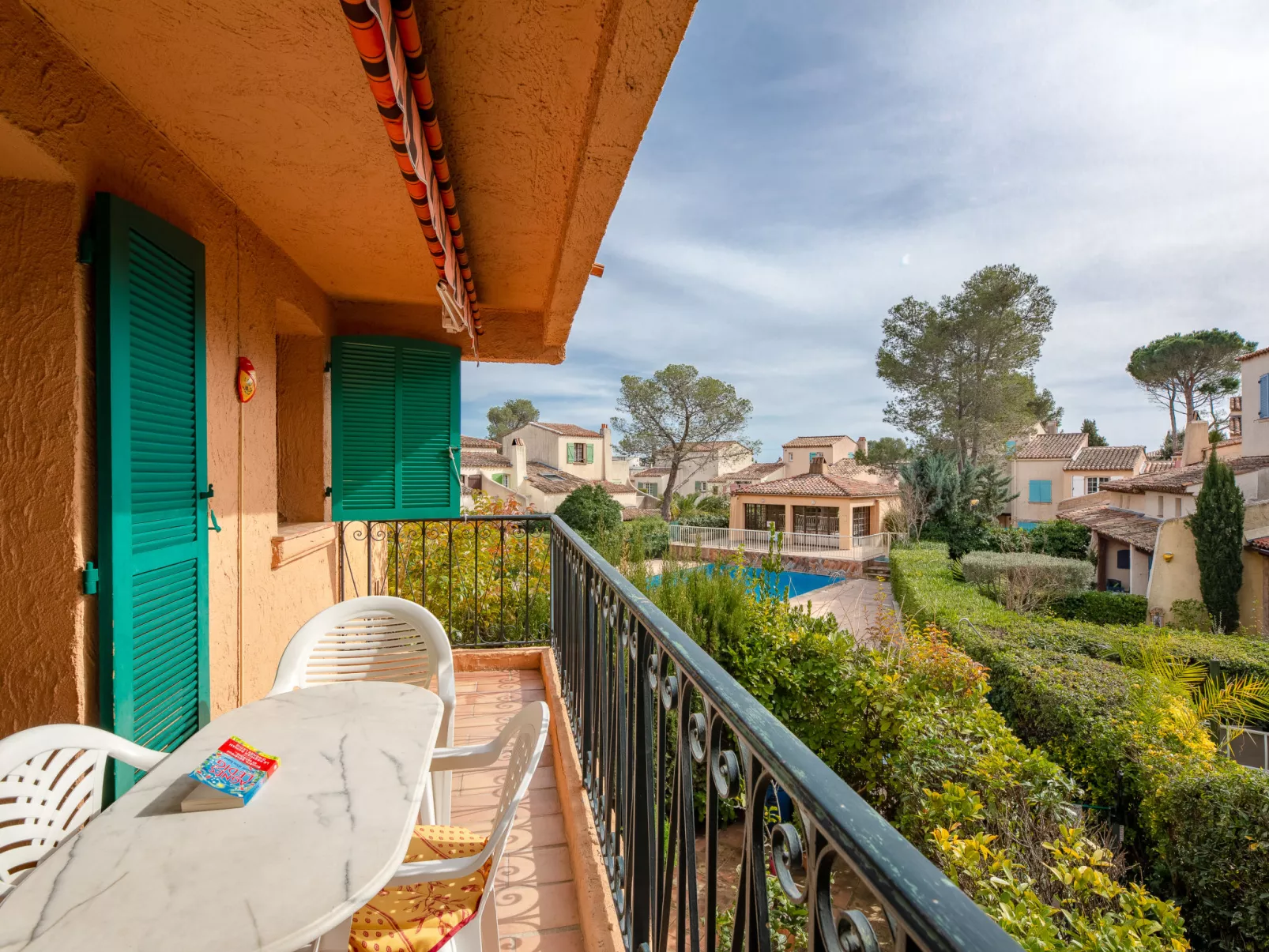 Les Pins-Outside