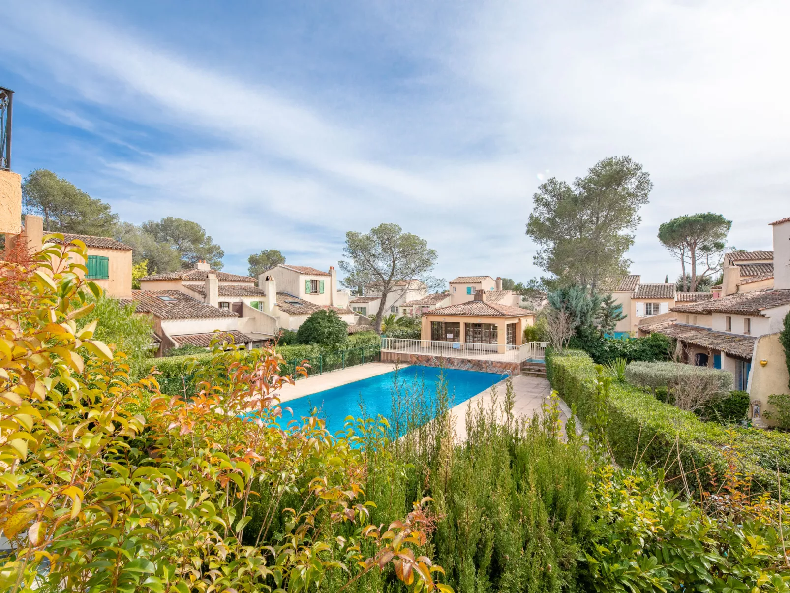 Les Pins-Outside